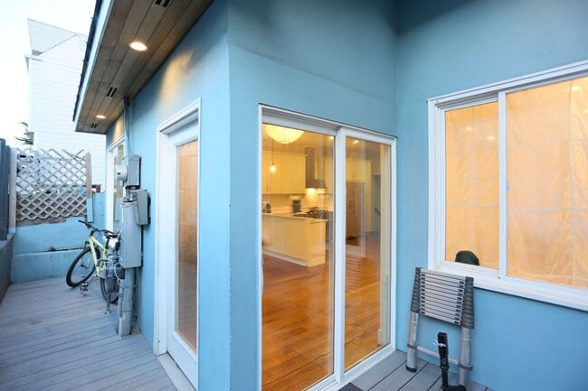 Building Photo - Spacious three-story 4BR/3BA single family...