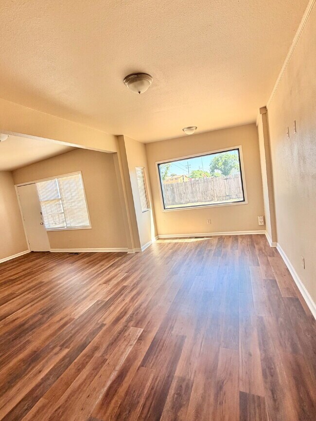 Building Photo - "Charming 3-Bed, 2-Bath Lubbock Home with Spacious 1176 Sq Ft Layout!"