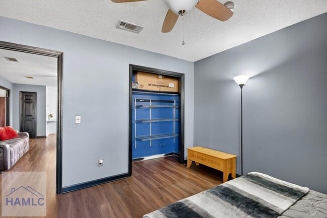 Building Photo - 606 Windhaven Dr