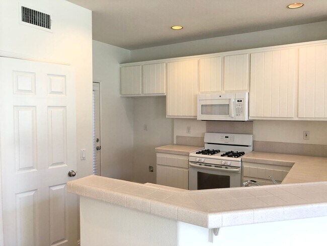 Building Photo - CHARMING 3 BR/2.5 BATH  " TWELVE PICKET LA...