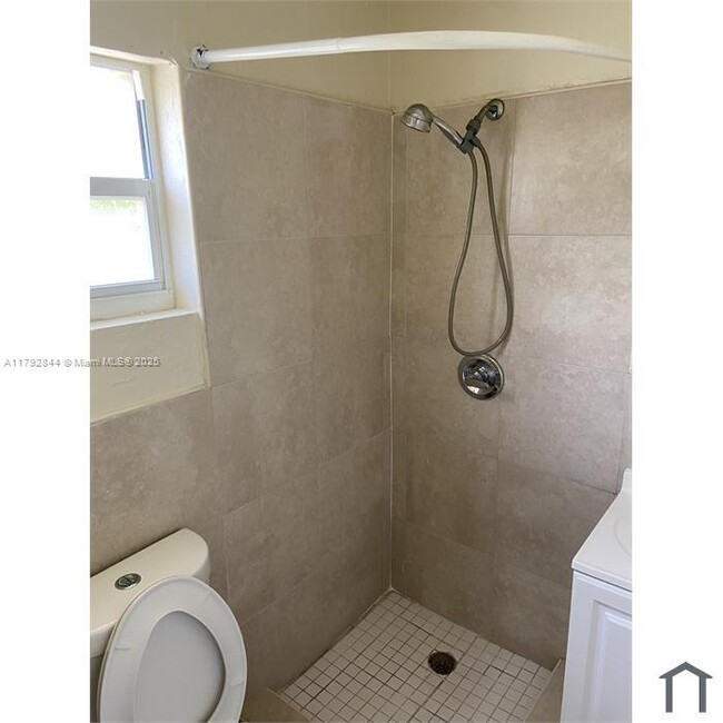 Building Photo - 437 NW 9th Ct