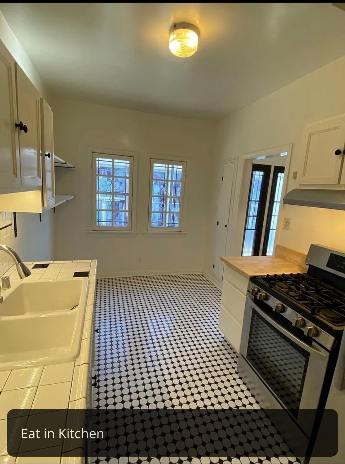 Building Photo - 2570 N Beachwood Dr