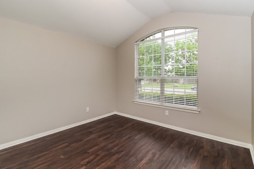 Building Photo - 4901 Fox Ridge Ln