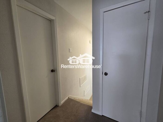 Building Photo - FOR RENT - MOVE IN READY - 2  BEDS 1.5 BAT...