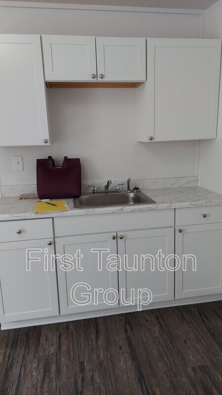 Building Photo - 9 Cedar St