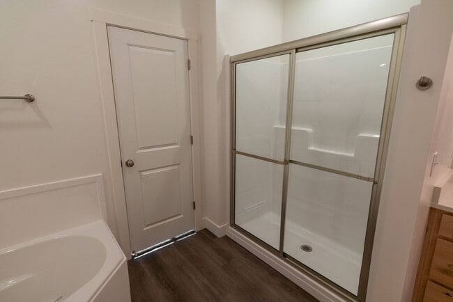 Building Photo - Luxury 5 Bedroom 3 Bath with Upscale Ameni...