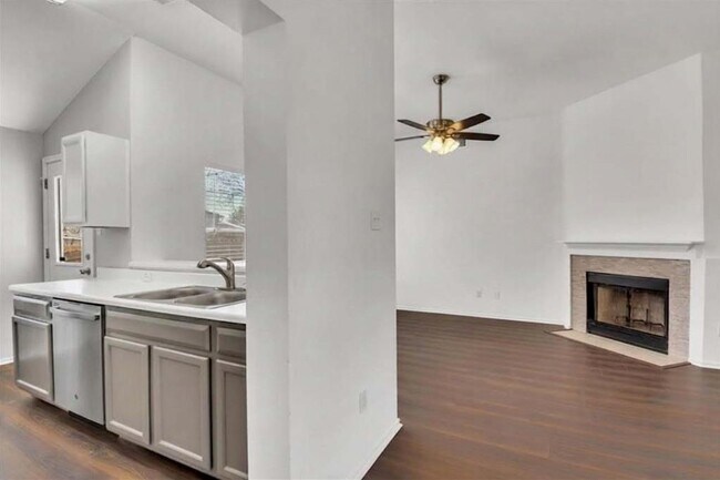 Building Photo - 1101 Disraeli Cir