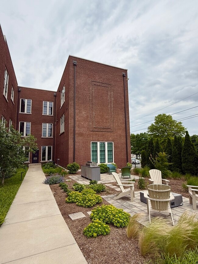 Building Photo - Cozy 1 Bed & 1 Bath Apartment in Nashville...