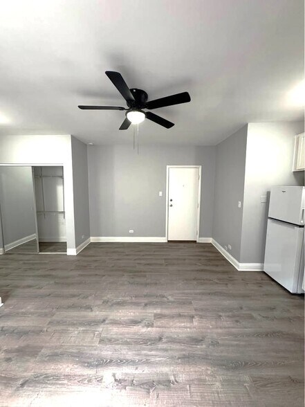 Building Photo - 4756 N Maplewood Ave