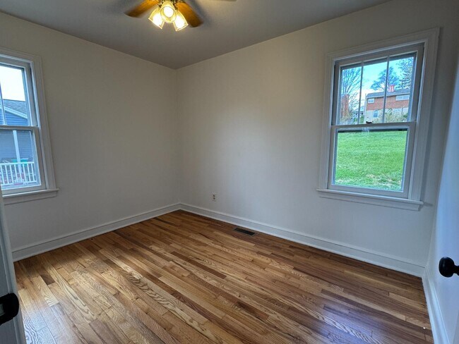 Building Photo - 404 Grubert Ave