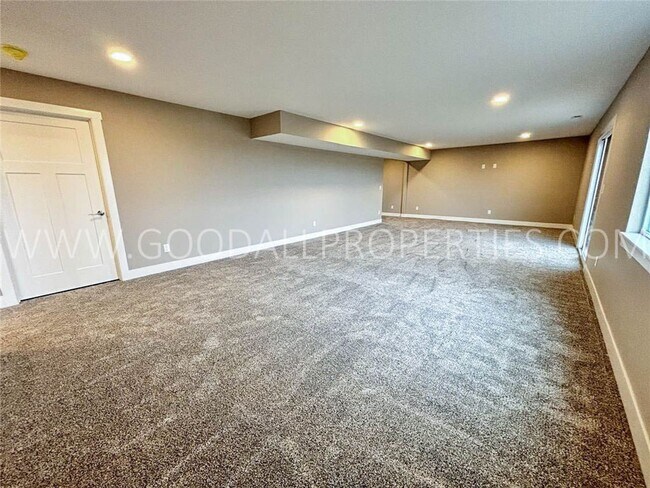 Building Photo - Stunning 4 bedroom, 3 bath Ranch Style Hom...