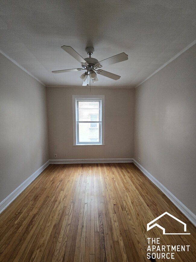 Building Photo - 1806 W Farwell Ave