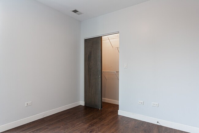 Building Photo - 3307 N Sheffield Ave