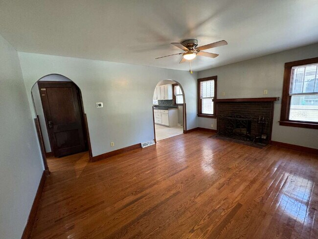 Building Photo - MODERN 3-BEDROOM HOME YOU DON’T WANT TO MISS!