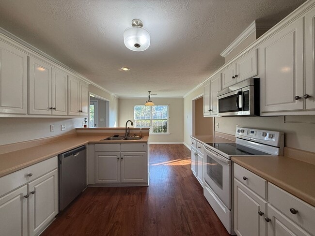 Building Photo - Spacious 3 BR/2BA Home + Formal Dining Roo...