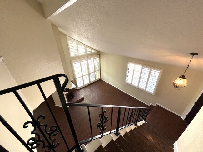 Building Photo - Spacious End Unit Home with 2 Master Suite...