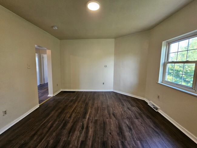 Building Photo - Spacious 3 bedroom 1 bathroom Apartment for rent!