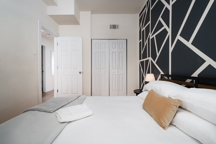 Building Photo - 906 N Damen Ave