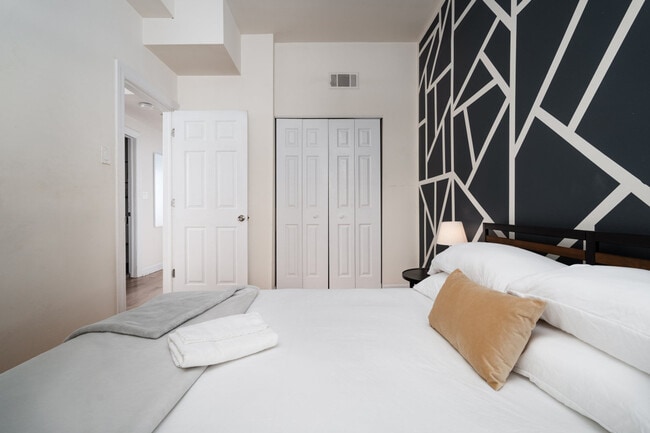 Building Photo - 906 N Damen Ave