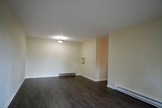Building Photo - 2601 Hillsboro Pike