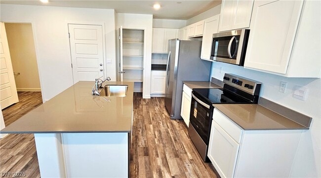 Building Photo - 915 Violet Heron St