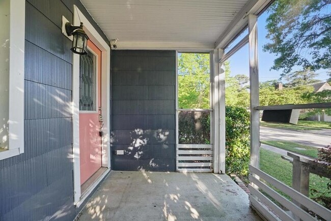 Building Photo - 144 W Randall Ave