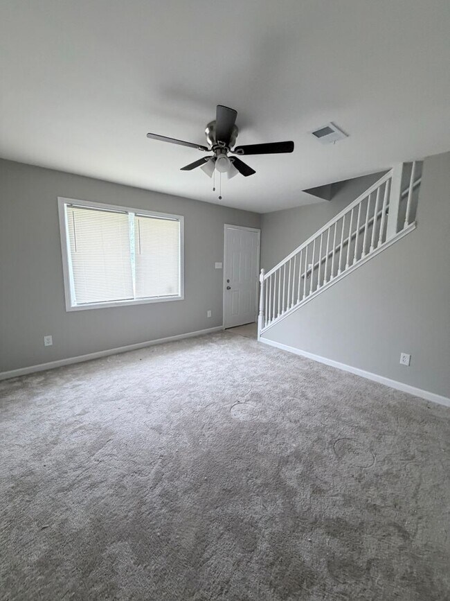 Building Photo - Newly Renovated 2-Bedroom Townhouse in a Prime Location!