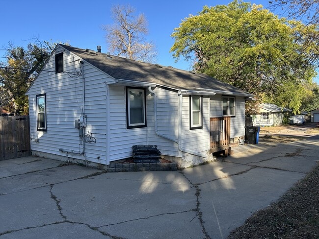 Building Photo - 815 N Mable Ave