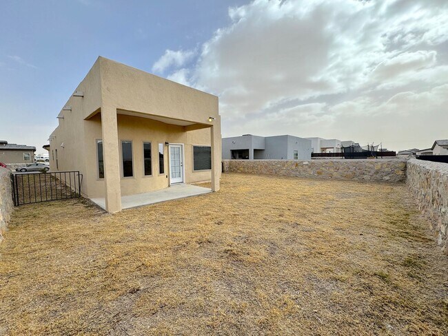 Building Photo - East El Paso 3 bed Refrig A/C