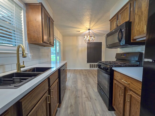 Building Photo - Beautifully remodeled 3 bed 1.5 bath home ...