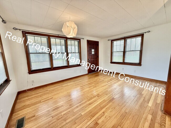 Building Photo - Quaint Home with Lots of Space