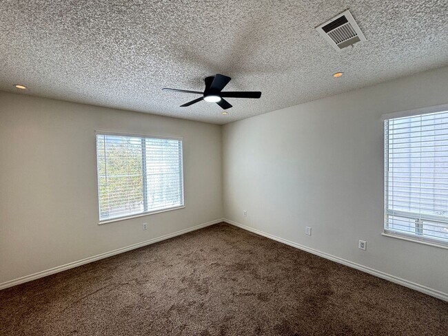 Building Photo - 7100 W Pirates Cove Rd