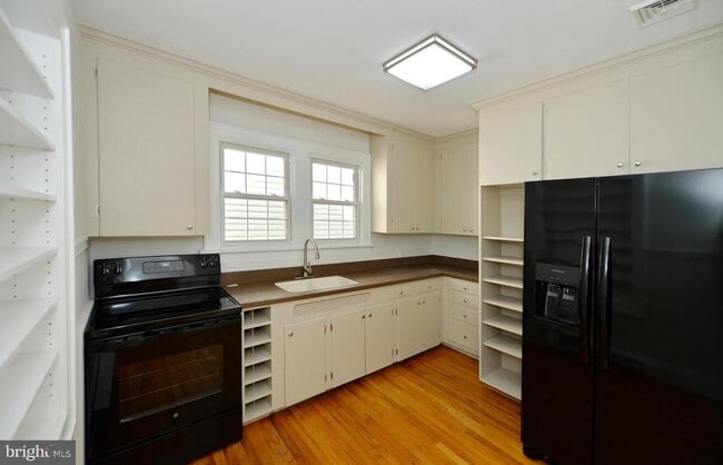 Building Photo - 31 W Whitlock Ave