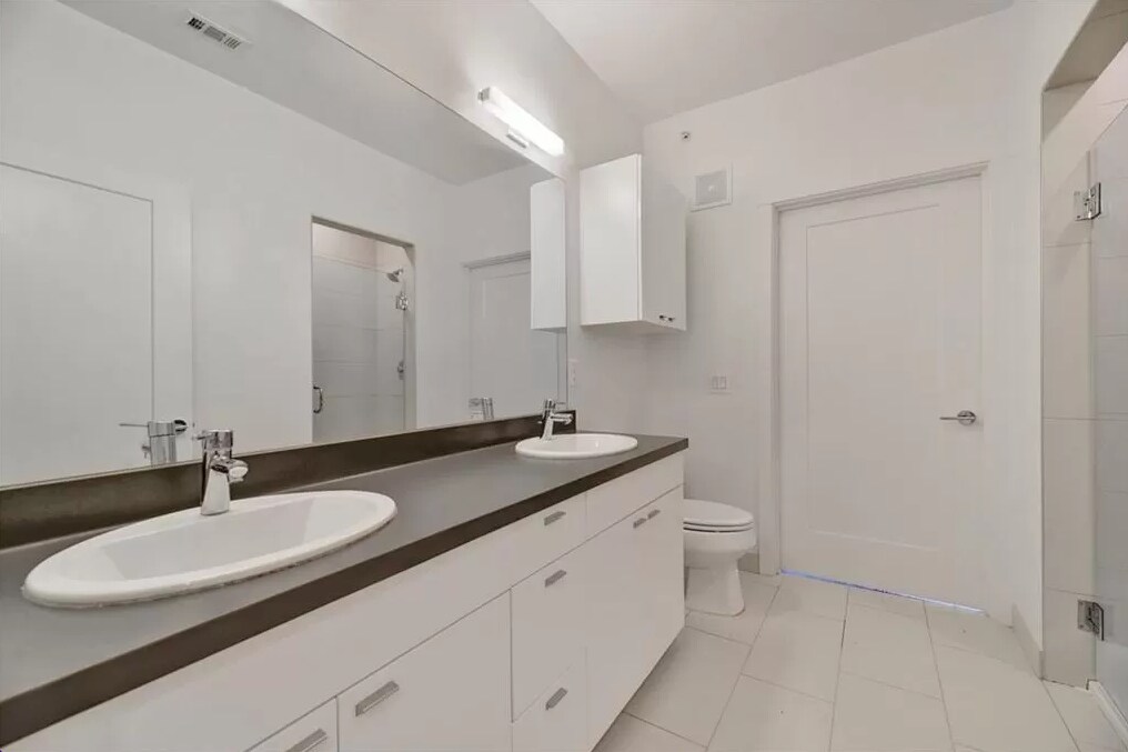 bath - 4361 S Congress Ave