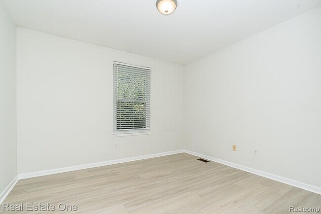 Building Photo - 619 Whitney Dr