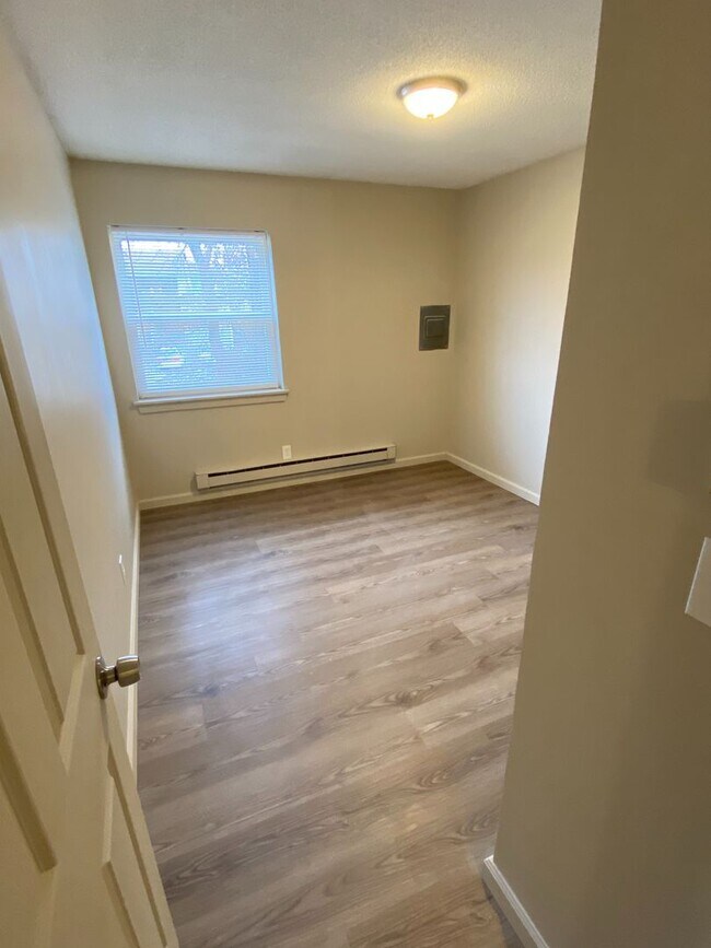 Building Photo - 2 Bedroom Ground Level Apartment in Columbia