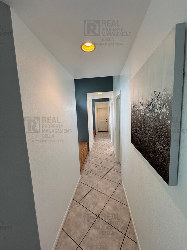 Building Photo - $750 MOVE-IN SPECIAL DISCOUNT AVAILABLE! Luxury Living Awaits: Stunning 4-Bedroom Cul-de-Sac Retr...