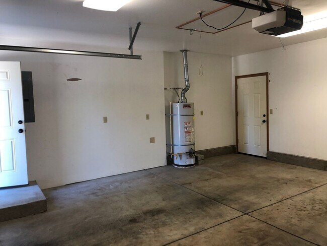 Building Photo - 2-bedroom 2-bathroom duplex with 2 garages in Eugene!