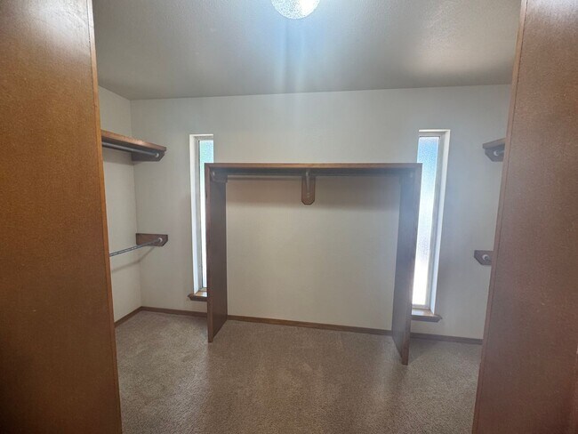 Building Photo - 3Bd 2Bth Home in the Sought-after Colonial...