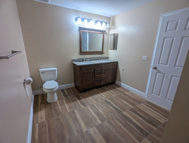 Building Photo - FOR RENT 4 Bedroom 2 1/2  Bath with Den/Office/5th bedroom, Furry  friends Welcome!