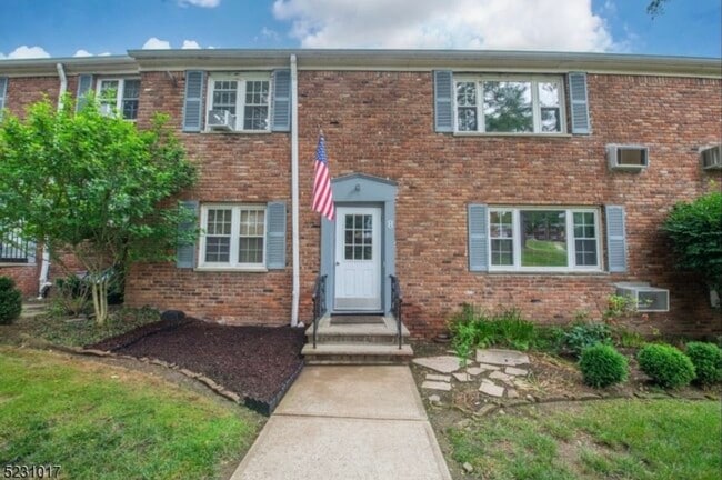 Building Photo - 8 Wedgewood Dr