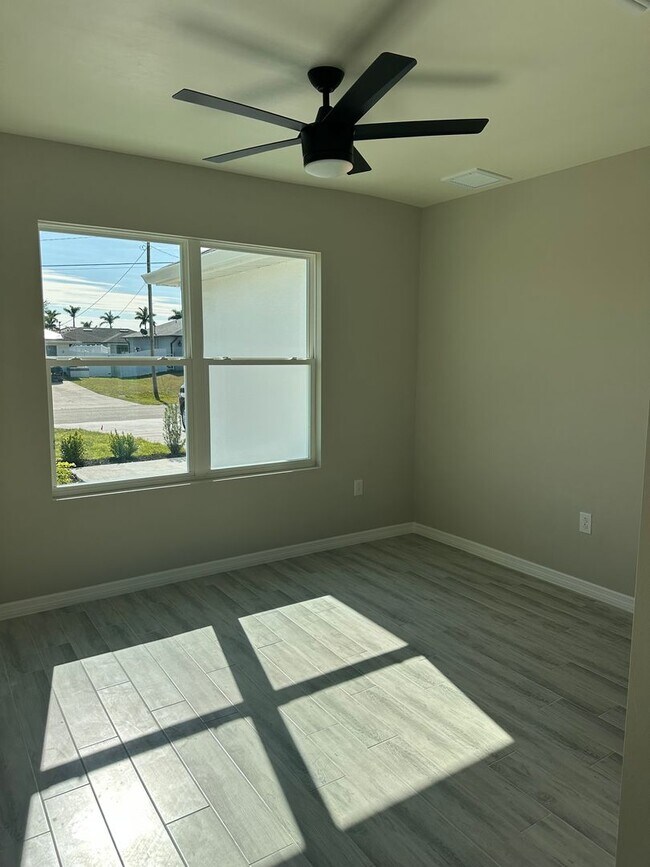Building Photo - Beautiful 4/2 Newer Construction- Available Now
