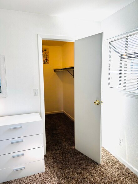 Building Photo - 910 S Walden St