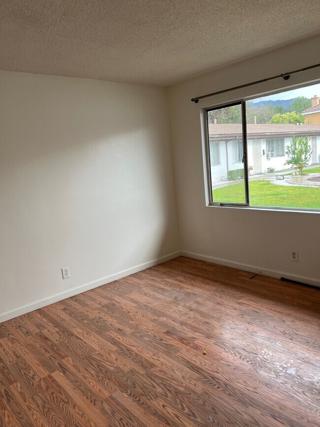 Building Photo - 407 Violet Ave