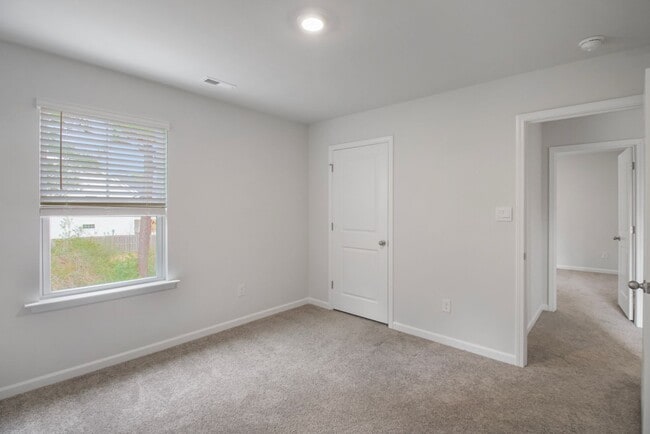 Building Photo - Gorgeous Newer Construction In Sneads Ferry!!