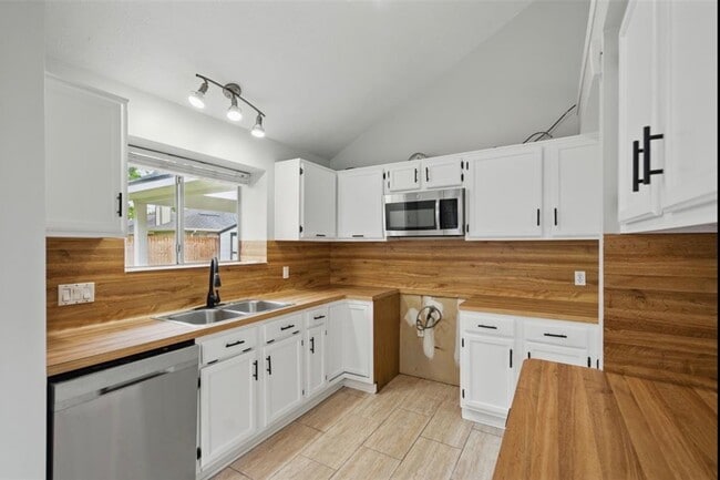 Building Photo - 14403 Wandering Wood Dr