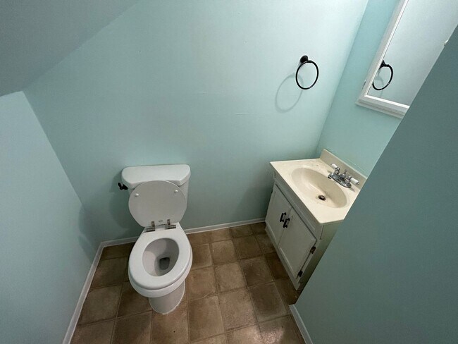 Building Photo - 4 bedroom 2 bath - Levittown