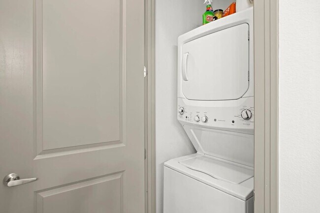 Building Photo - 555 N College Ave