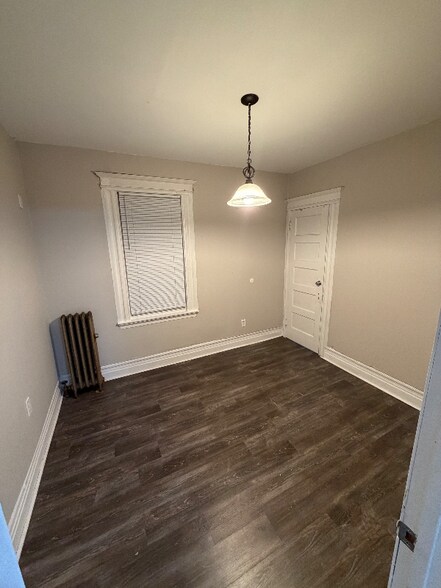 Building Photo - 214 Maple St