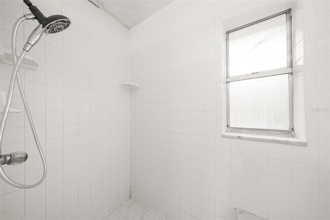 Building Photo - 2551 Lakeview Dr